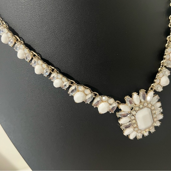 Timeless Elegance Stunning Gold and White Necklace Statement Business - Picture 3 of 8